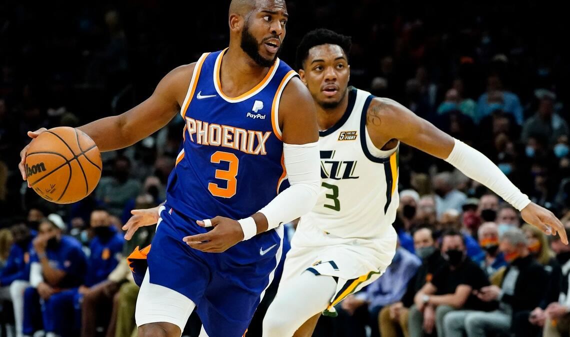 Der zweimalige Olympiasieger Chris Paul (l) - hier noch im Trikot der Phoenix Suns - beendet seine Karriere. (Archivbild)