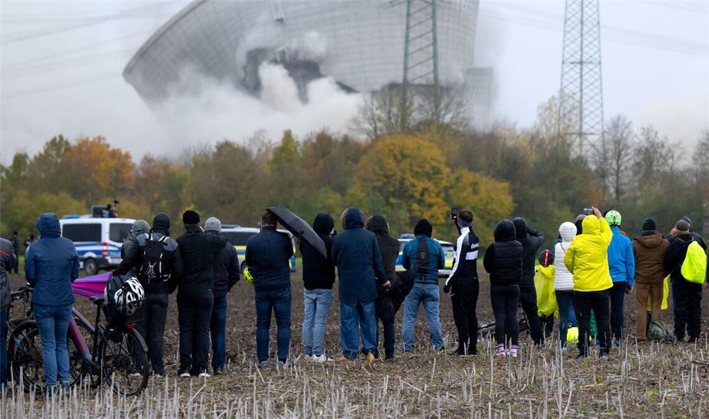 Der zweite Kühlturm des stillgelegten Kernkraftwerkes Gundremmingen stürzt nach der Sprengung zusammen