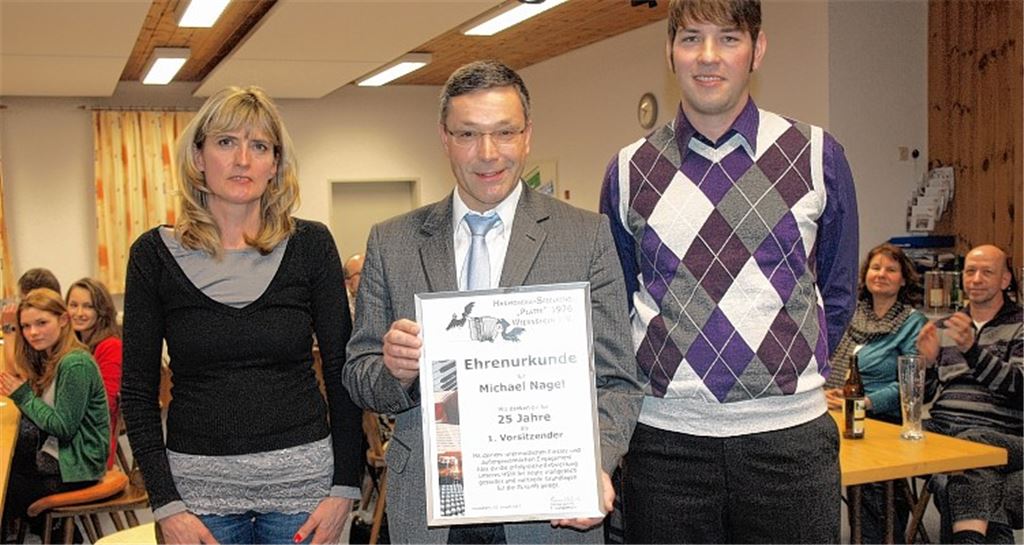 Der zweite Vorsitzende Marco Kühnle (re.) ehrt Sabine Bischoff und Michael Nagel. Foto: Appich