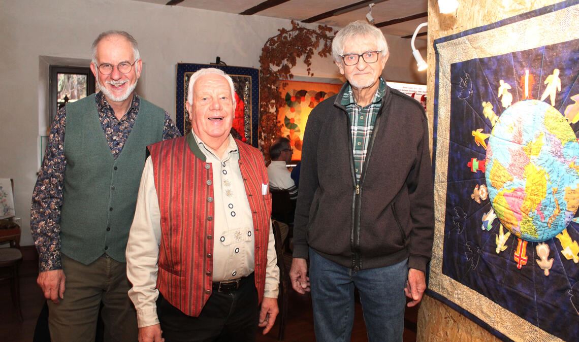Der zweite Vorsitzende Peter Krüger, Vorsitzender Kurt Haas und Horst Keller (v.li.) freuen sich über die Ausstellung. Fotos: Prokoph