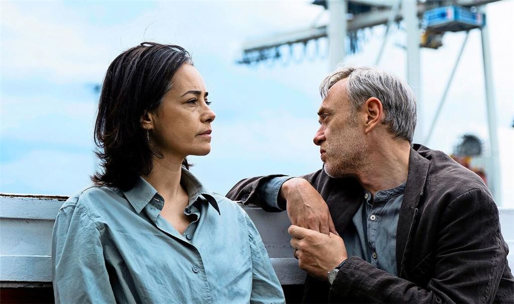 Derya (Özgü Namal) und ihr Mann Aziz (Tansu Biçer), einst gefeierte Stars, stehen vor dem Nichts.