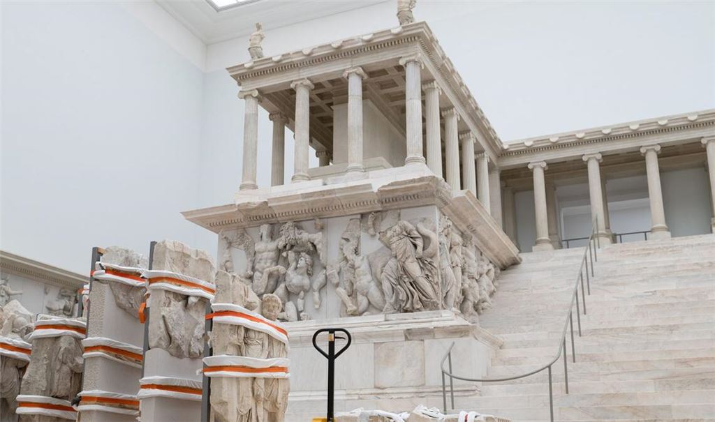 Derzeit für Besucher geschlossen: der berühmte Pergamonaltar. (Archivbild)