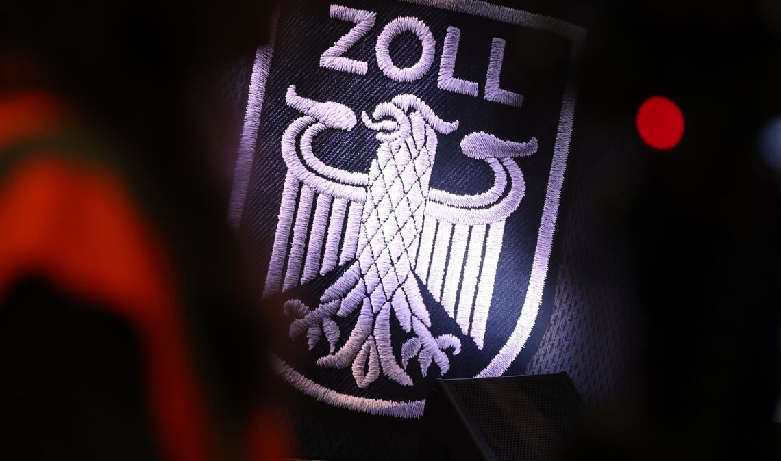 Derzeit hat der Zoll rund 49.000 Beschäftigte. Dieses Jahr sollen 1.500 Stellen beim Zoll dazukommen.