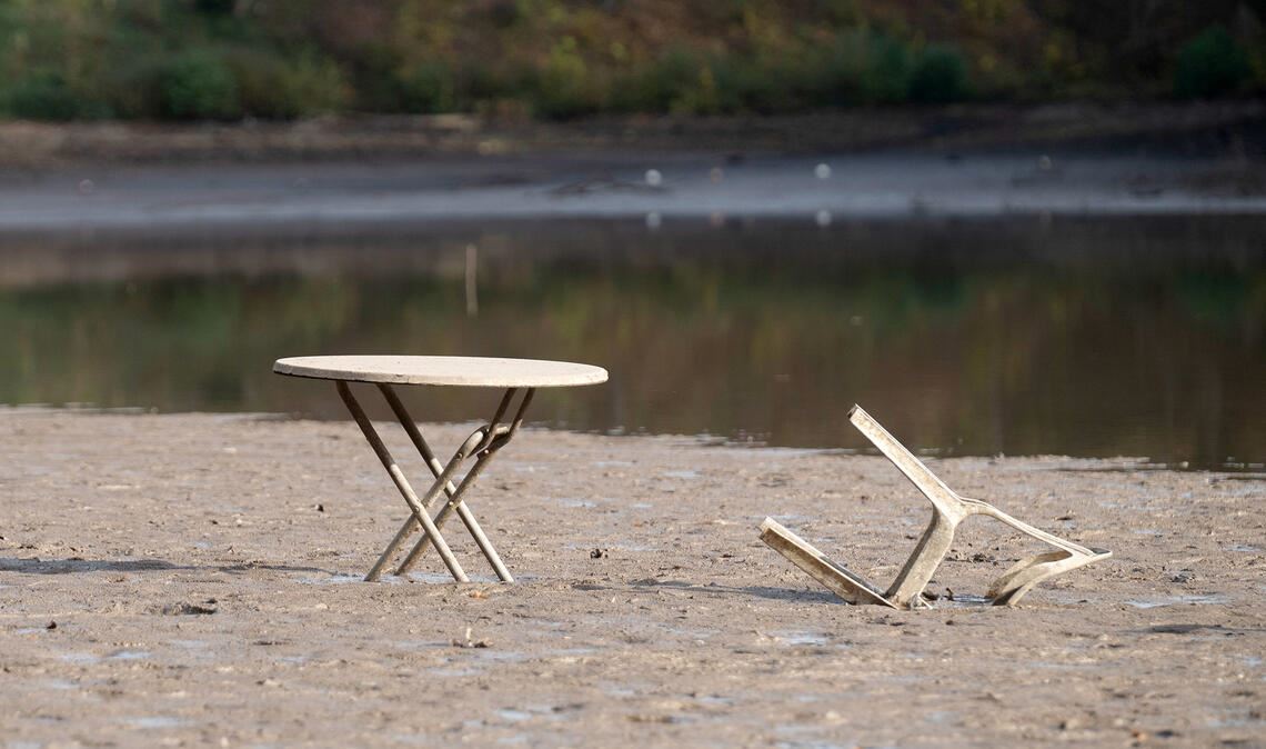 Derzeit kein Idyll: Der Tiefen See ist eine gefährliche Schlammpfütze. Schnell kann man in dem Morast, in dem noch einiger Müll zu finden ist, einsinken. Foto: Fotomoment