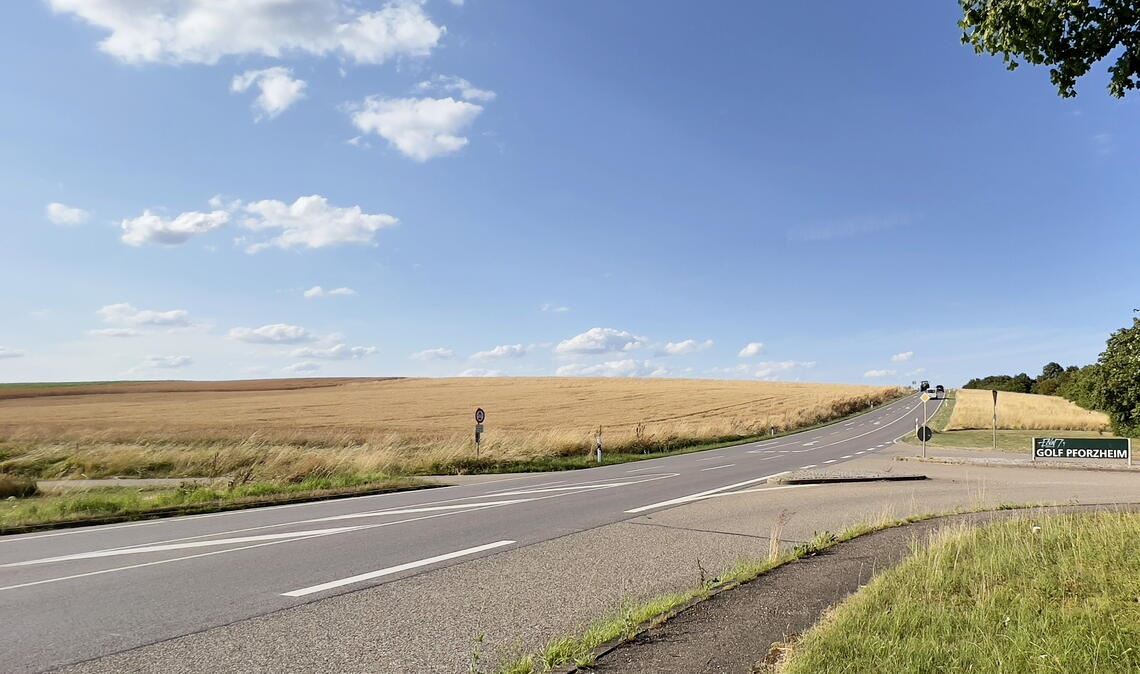 Künftig kommt der Strom vom Acker Derzeit wächst hier noch ein Kornfeld, künftig soll eine Freiflächen-Photovoltaikanlage mit einer Leistung von 4,3 Megawatt Peak grünen Strom erzeugen. Foto: Helbig