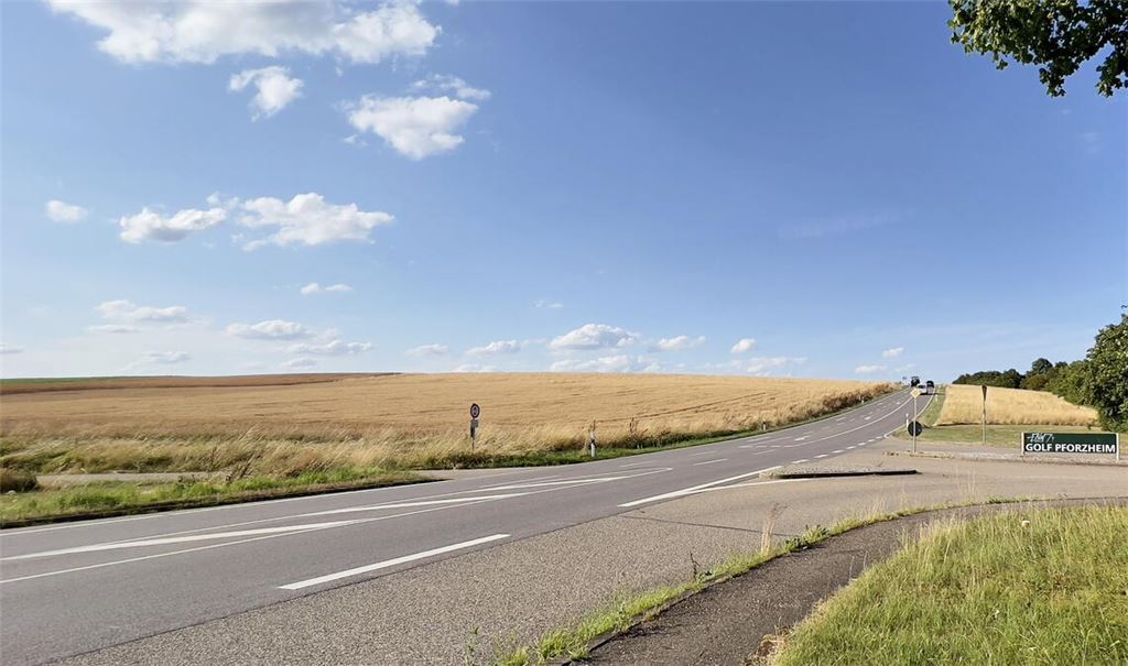 Derzeit wächst hier noch ein Kornfeld, künftig soll eine Freiflächen-Photovoltaikanlage mit einer Leistung von 4,3 Megawatt Peak grünen Strom erzeugen. Foto: Helbig