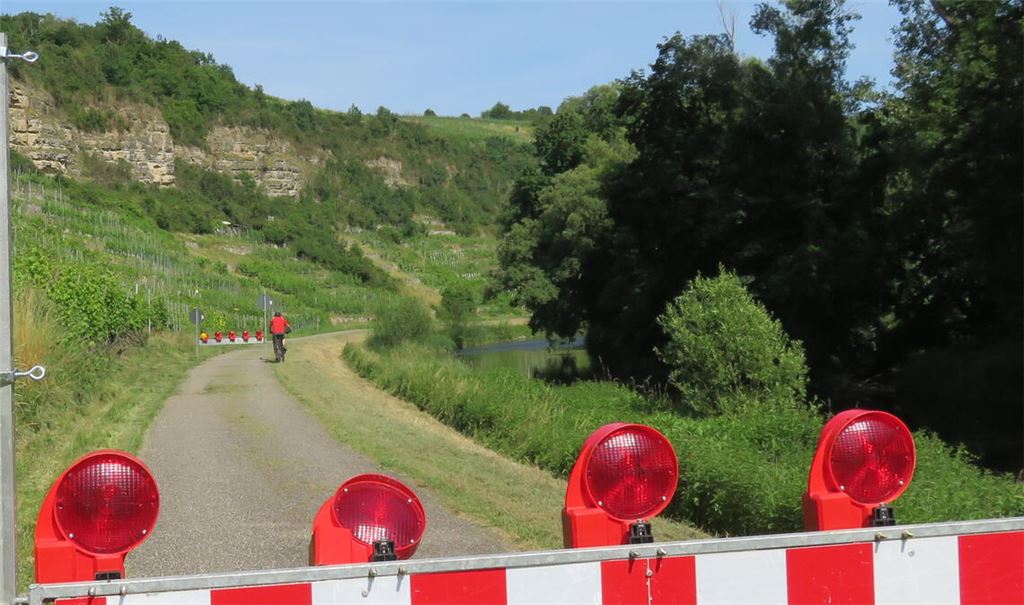 Detektivarbeit leicht gemacht: Die Spuren im Gras neben der Absperrung zeugen davon, dass Radler die Blockade und etwaige Bedenken im wahrsten Wortsinn links liegenlassen. Fotos: Becker
