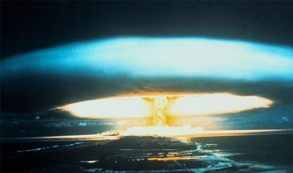 Detonation einer thermonuklearen Bombe mit 150 Megatonnen Sprengkraft im März 1954 auf dem Bikini Atoll.