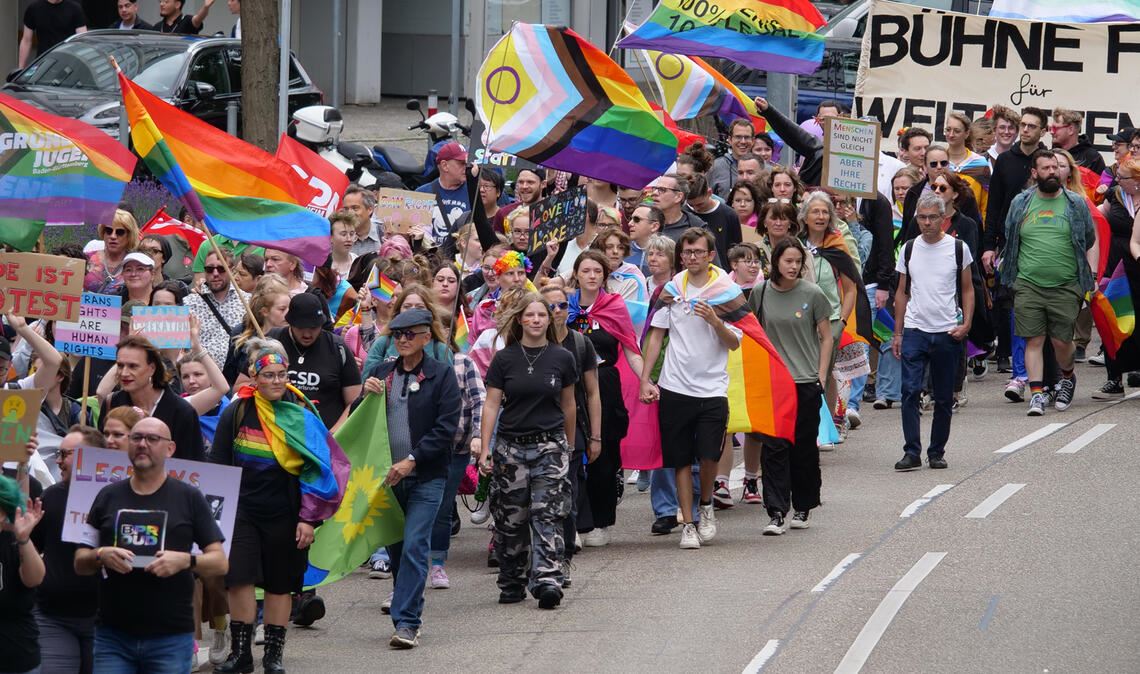 Stolze Parade zieht durch Pforzheim Deutlich mehr Menschen als erwartet beteiligten sich in diesem Jahr am Demonstrationszug. Fotos: Friedrich