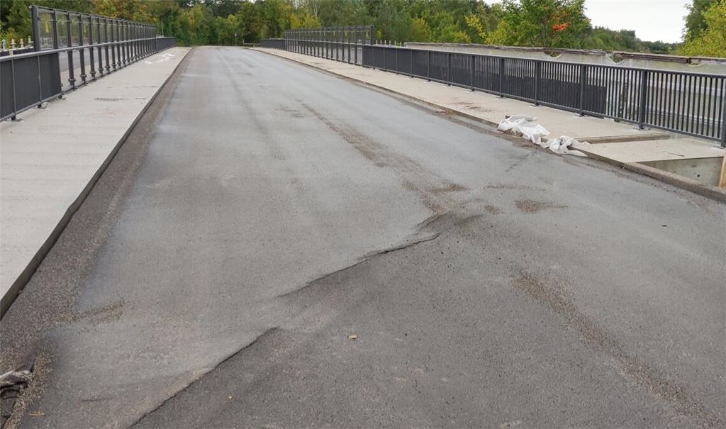 Deutliche Risse sind auf der Brücke zwischen Zaisersweiher und Schützingen zu sehen, die schon seit Monaten saniert wird. Foto: privat