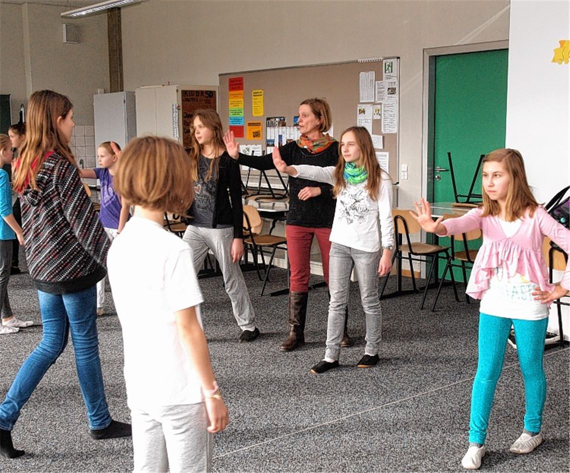 Deutliche Signale auszusenden, gibt WenDo-Trainerin Andrea Clauß den Schülerinnen des THG beim Training vor. Foto: Appich