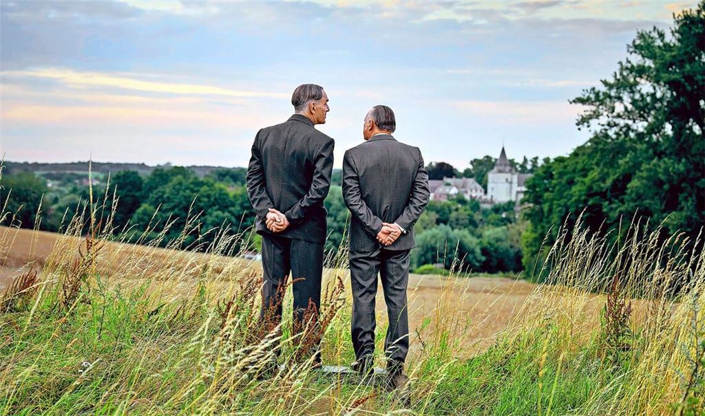 Deutsch-französisch ist auch die Besetzung des Films: Jean-Yves Berteloot spielt den französischen Präsidenten Charles de Gaulle (l.), Burghart Klaußner den deutschen Bundeskanzler Konrad Adenauer.