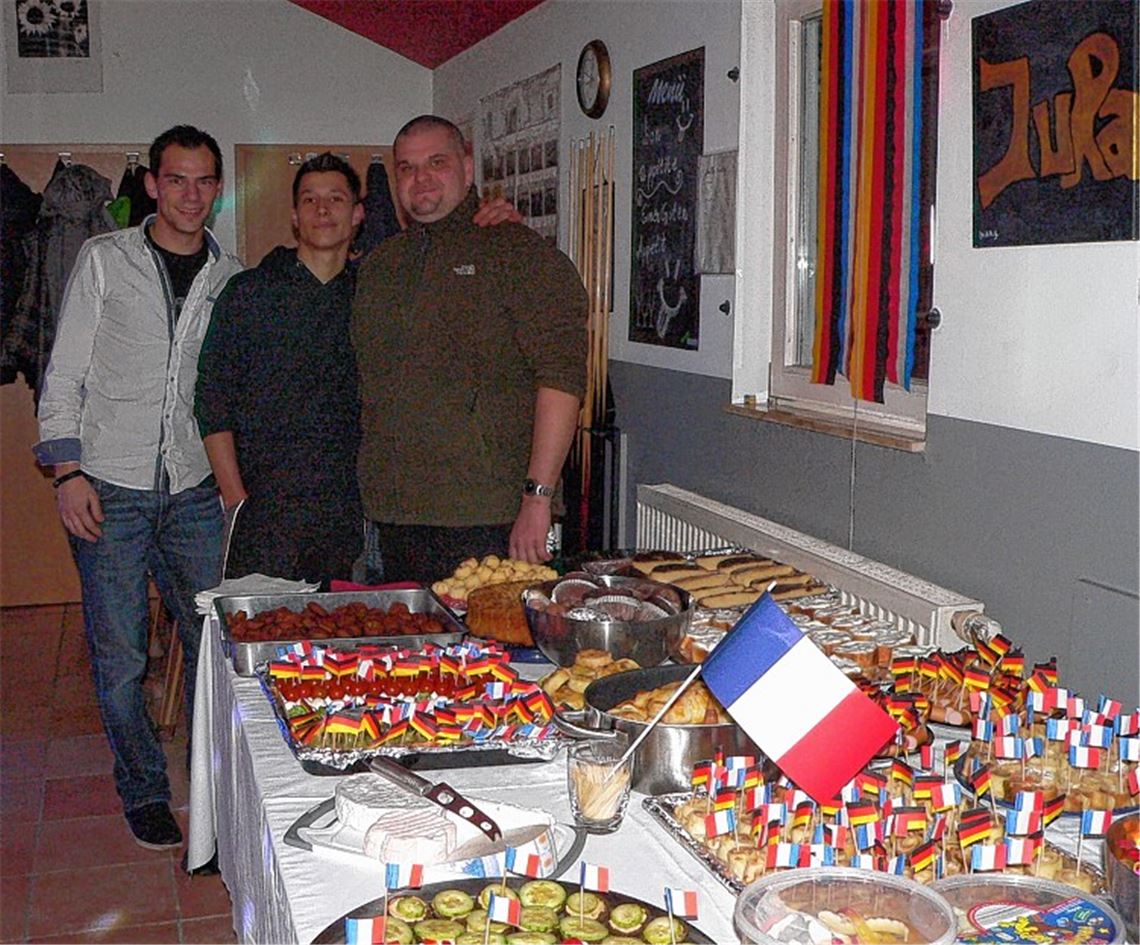 Deutsch-französisches Buffet: Jugendpfleger Gino Becht und seine Mitstreiter.