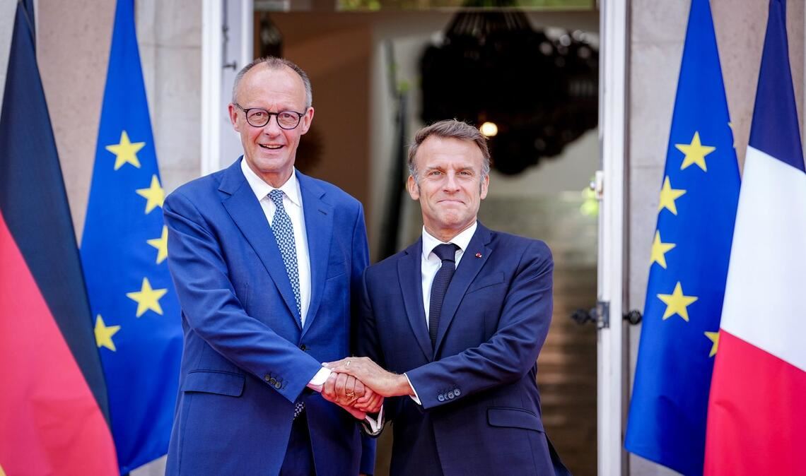 Bilder des Tages Deutsch-französisches Regierungstreffen an der Côte d’Azur: Bundeskanzler Friedrich Merz und Frankreichs Präsident Emmanuel Macron geben sich die Hand.