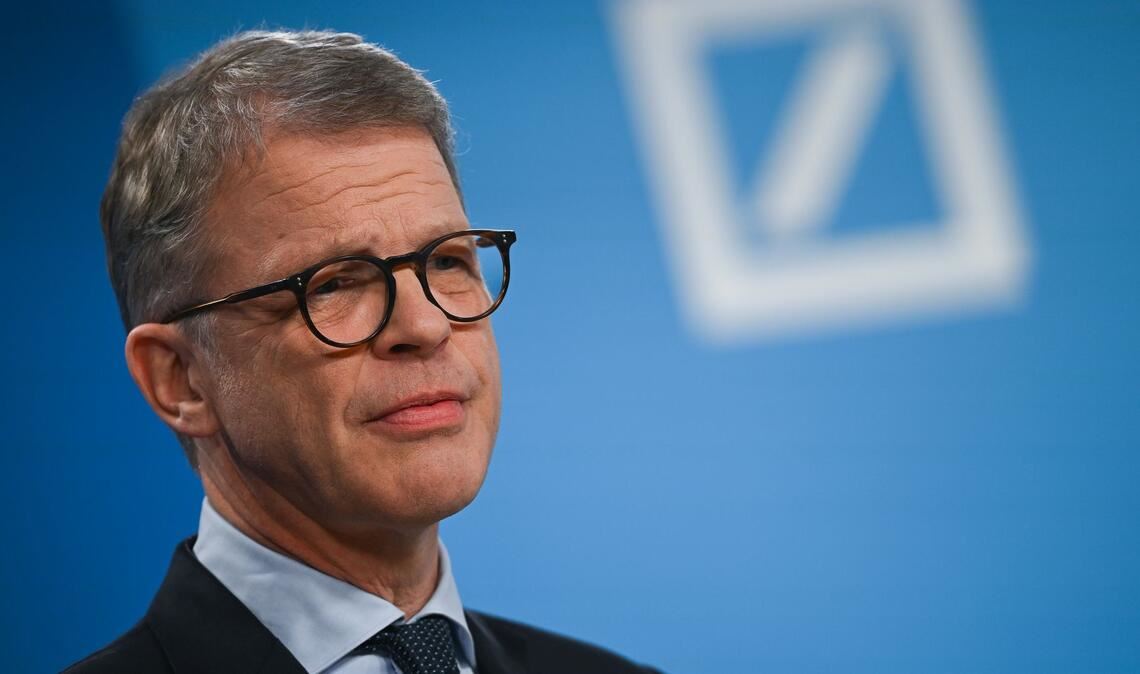 Deutsche-Bank-Chef Sewing sieht das Übernahmeringen um die Commerzbank gelassen (Archivbild)