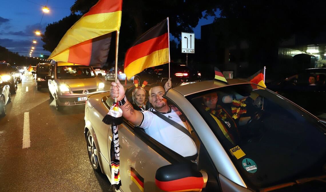 Deutsche Fans feiern den Sieg mit einem Autokorso nach dem Spiel der Fussball-Weltmeisterschaft 2018 Deutschland-Schweden, am 23. Juni 2018 in Siegen.