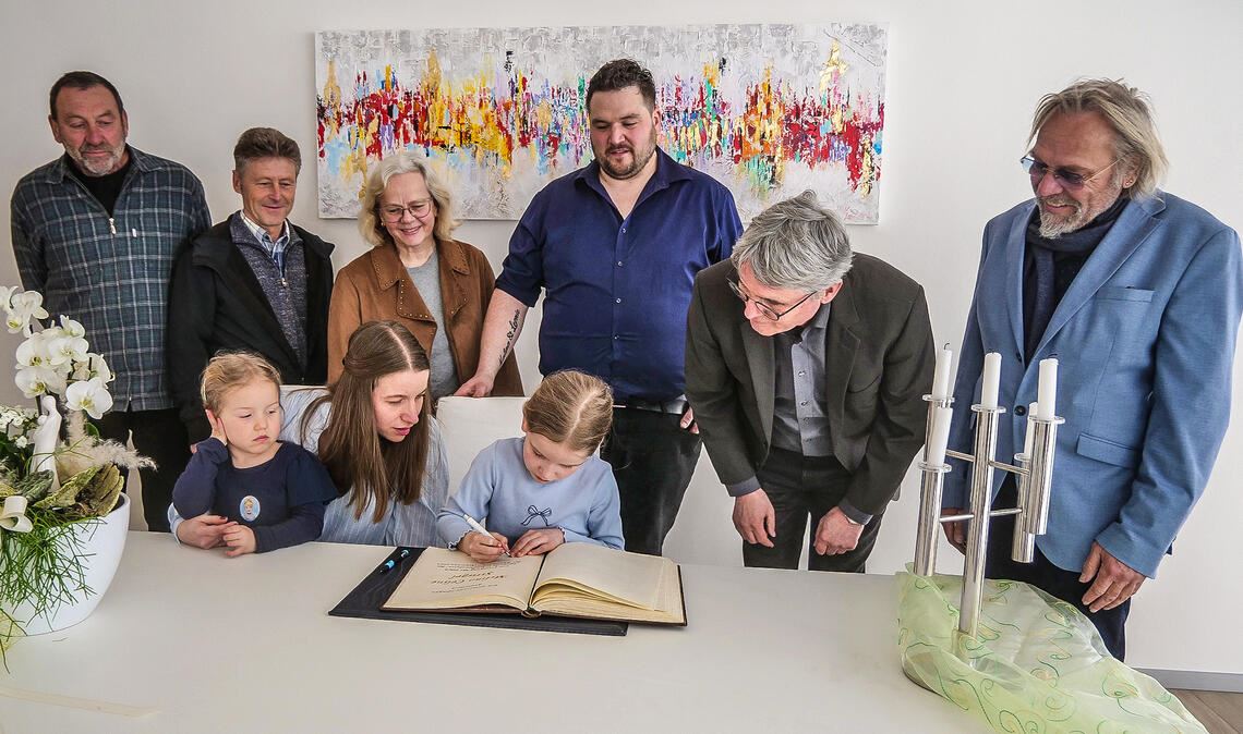 Deutsche Jugendmeisterin in der Kaninchenzucht: Im Beisein der Familie, von Bürgermeister Armin Pioch und weiteren Vertretern der Gemeinde trägt sich Melina Striegel als jüngste Illingerin überhaupt ins „Goldene Buch“ der Gemeinde ein. Foto: Friedrich