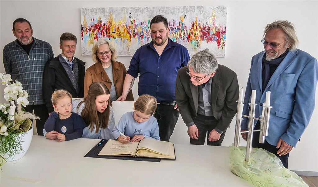 Deutsche Jugendmeisterin in der Kaninchenzucht: Im Beisein der Familie, von Bürgermeister Armin Pioch und weiteren Vertretern der Gemeinde trägt sich Melina Striegel als jüngste Illingerin überhaupt ins „Goldene Buch“ der Gemeinde ein. Foto: Friedrich