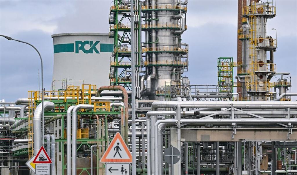 Deutsche Rosneft-Beteiligungen wie die PCK-Raffinerie dürften nach Einschätzung der Regierung nicht unter die Sanktionen fallen. (Archivbild)