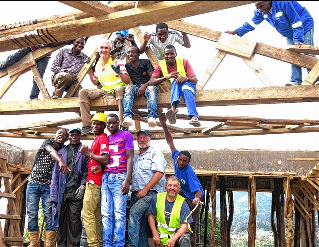 Helfer gewöhnen sich an afrikanische Arbeitsweise