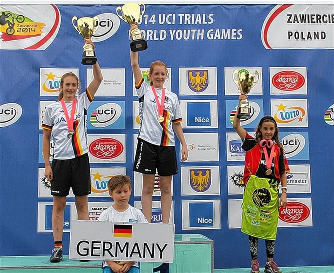 Deutscher Doppelsieg: Nina Reichenbach vom RMSC Ölbronn (Mitte) wird Weltmeisterin, Silber geht an Larena Hees aus Salzbödetal (li.). Foto: privat