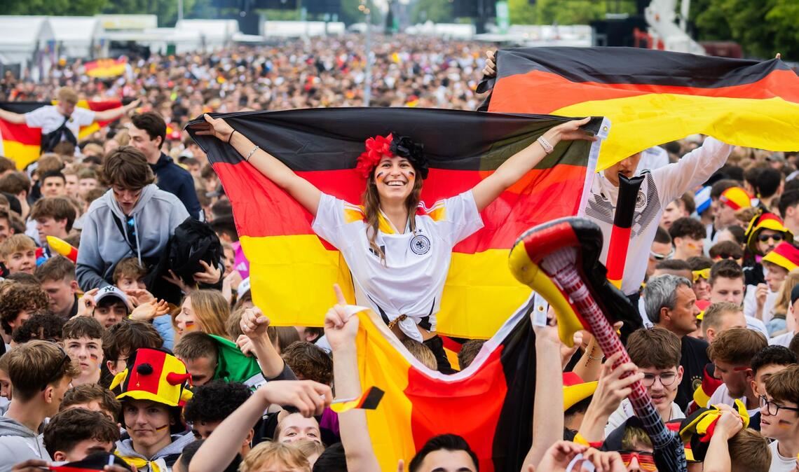 Deutschland-Fans jubeln beim Public Viewing in der Fanzone am Brandenburger Tor (Archivbild).