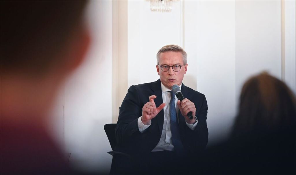 "Deutschland hat über Jahrzehnte bürokratischen Beton angehäuft – jetzt müssen wir ihn konsequent abtragen", schreibt Digitalminister Wildberger an seine Kabinettskolleginnen und -kollegen. (Archivbild)