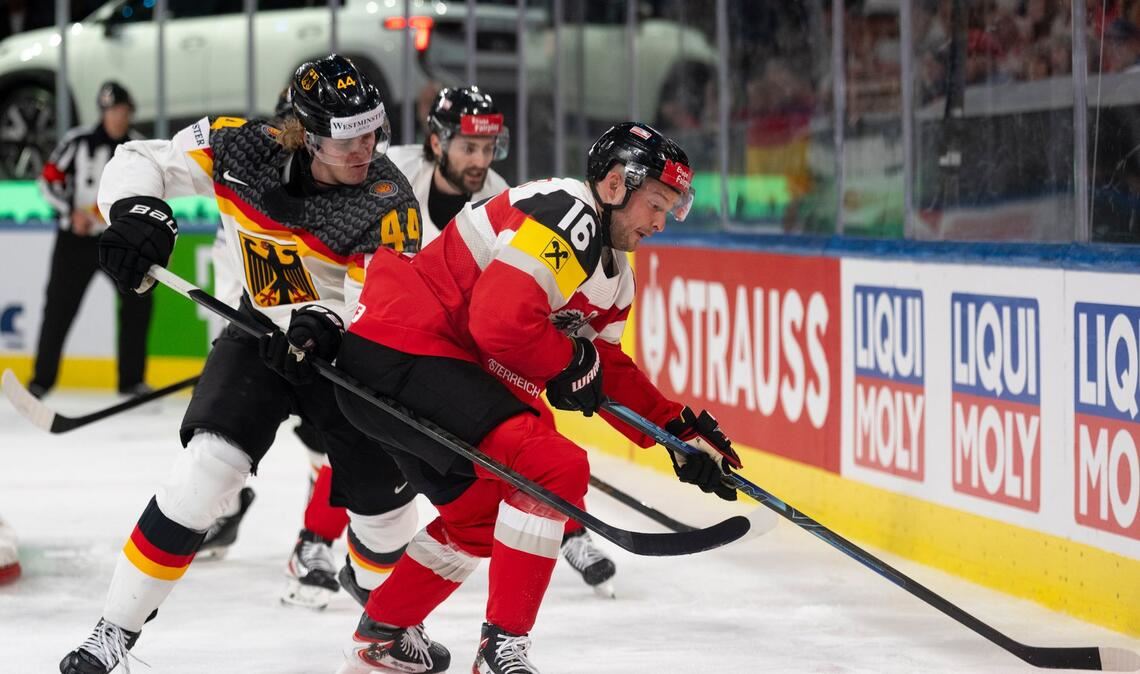 Deutschland und Österreich lieferten sich ein physisches Spiel bei der Eishockey-WM.