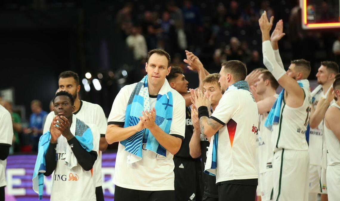 Basketball-Kumpel Theis über Schröder: "Hut vor ihm ziehen" Deutschlands Basketball-Gala geriet in den Hintergrund.