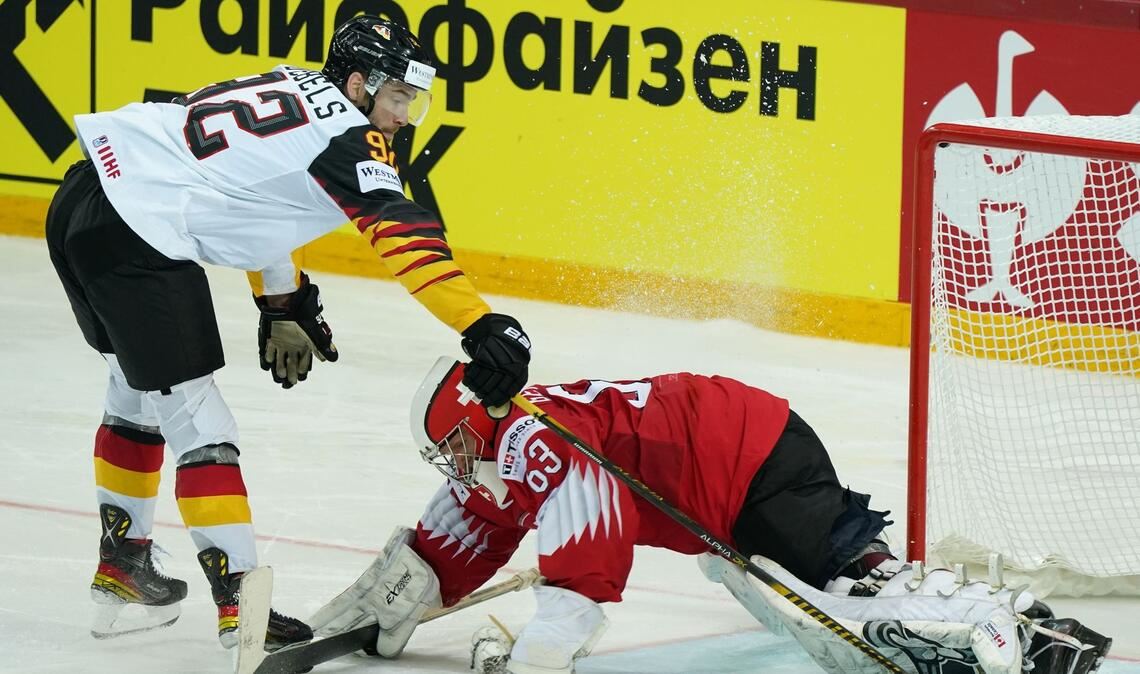Deutschlands Marcel Noebels schießt den Puck am Schweizer Torwart Leonardo Genoni vorbei. Am Donnerstag kommt es in Riga zum WM-Viertelfinale gegen die Schweiz.