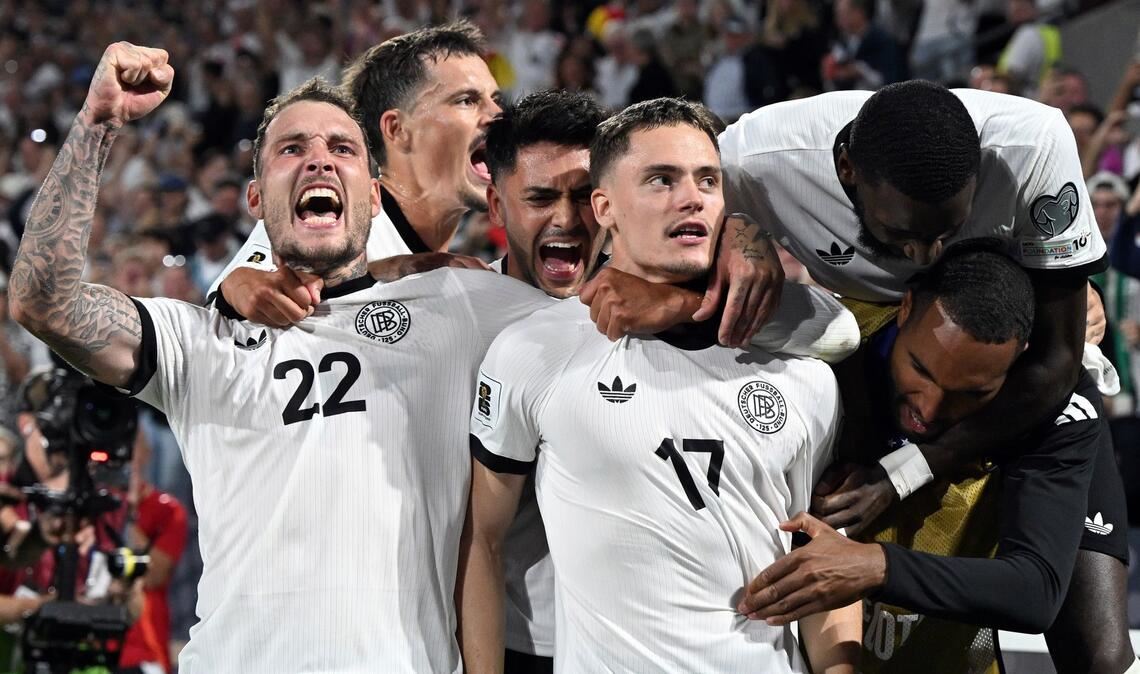 Deutschlands Spieler jubeln nach dem 3:1 von Florian Wirtz (Nr. 17).