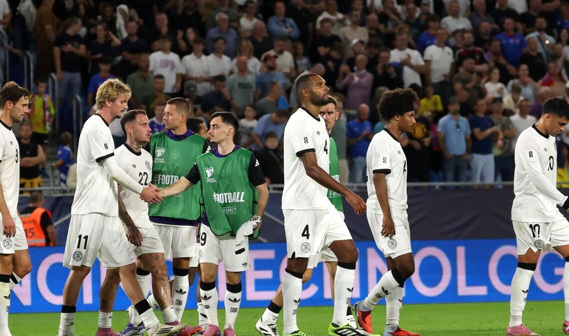 Deutschlands Spieler verlassen nach der Niederlage gegen die Slowakei enttäuscht das Narodny Futbalovy Stadion.