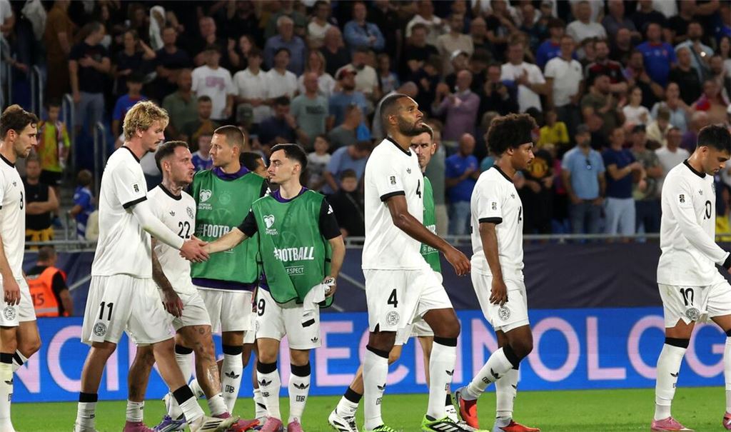 Deutschlands Spieler verlassen nach der Niederlage gegen die Slowakei enttäuscht das Narodny Futbalovy Stadion.