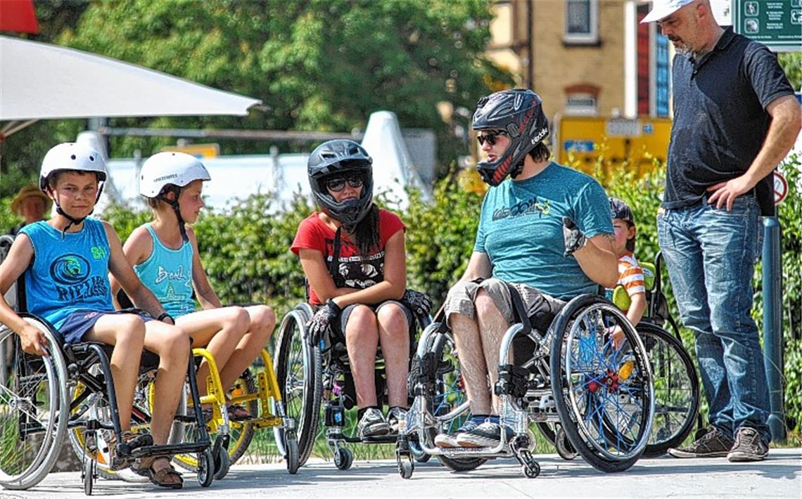 Deutschlands einziger Profi-Rollstuhlskater David Lebuser (re.) begrüßt in Mühlacker eine kleine, wissbegierige Kursgruppe.