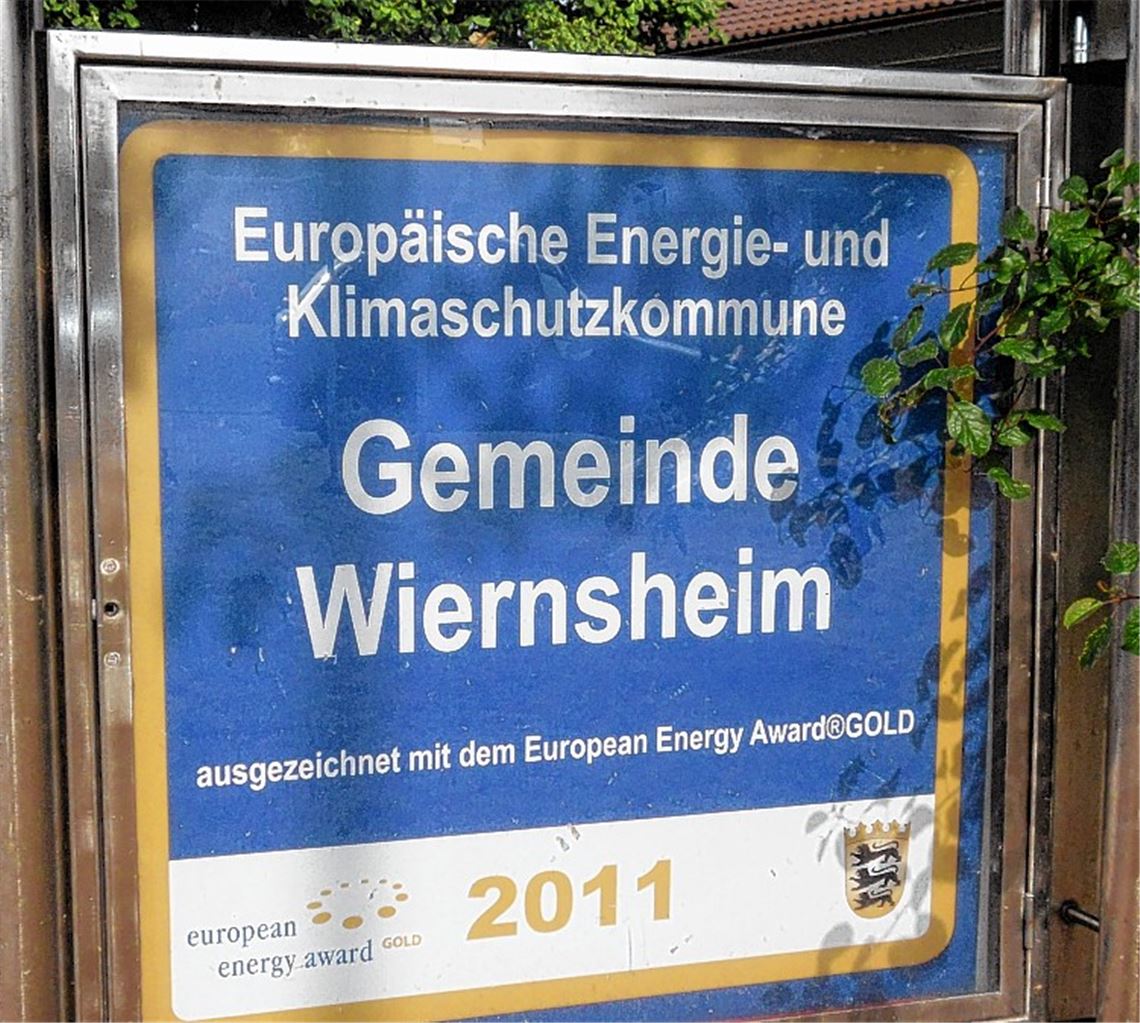 Deutschlands erster Kindergarten, der mehr Energie erzeugt als er verbraucht: der Kindergarten in Serres (Bild re.). An den Ortseingängen präsentiert sich Wiernsheim als Klimaschutzkommune.