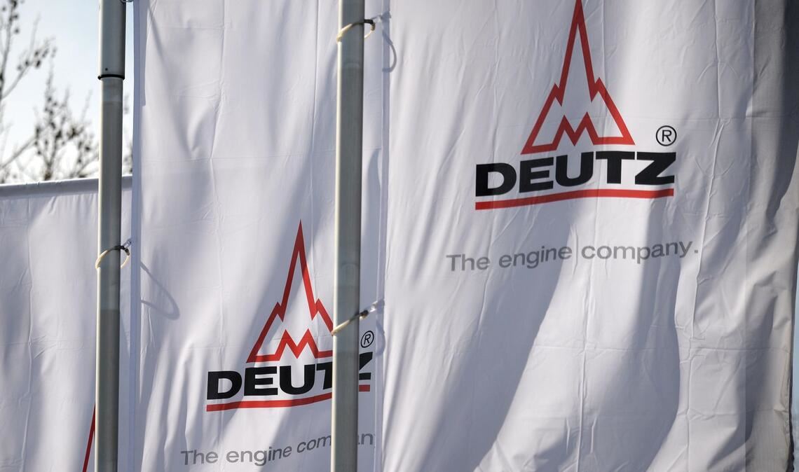 Deutz-Fahnen im Wind - über ihnen am Himmel fliegen bald vielleicht Drohnen, die Komponenten aus firmeneigener Produktion enthalten.