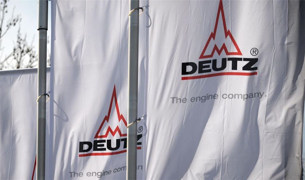 Deutz-Fahnen im Wind - über ihnen am Himmel fliegen bald vielleicht Drohnen, die Komponenten aus firmeneigener Produktion enthalten.