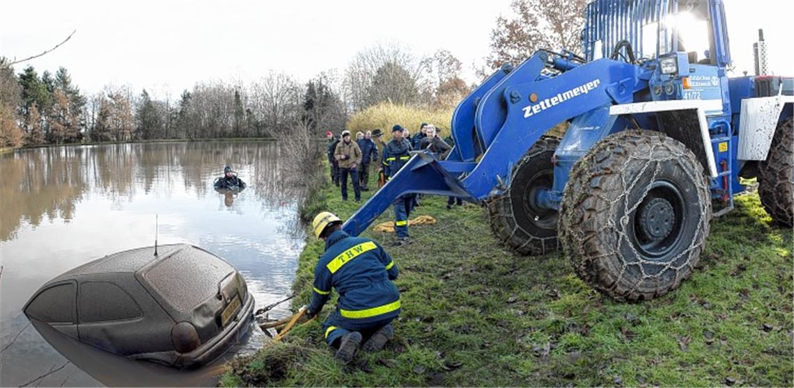 Dezember 2013: In einer aufwendigen Aktion wird der Opel Corsa aus dem Angelsee bei Steinegg geborgen. Archivfoto: Richter