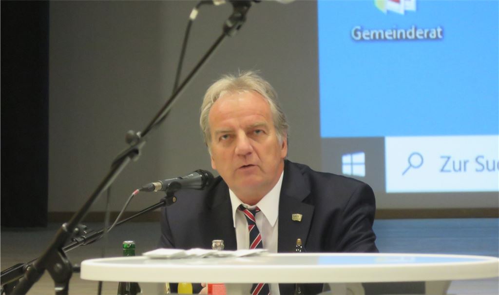 Dezember 2021: die letzte Gemeinderatssitzung von Hein-Peter Hopp. Fotos: Archiv, Fotomoment