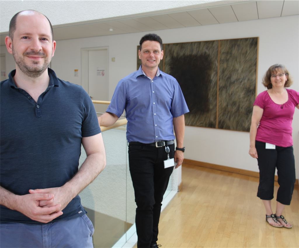 Dezernent Dr. Daniel Sailer (li.) und die stellvertretende Amtsleiterin Martina Weickenmeier begrüßen den neuen Leiter des Amtes für Migration und Flüchtlinge, Lukas Klingenberg. Foto: privat