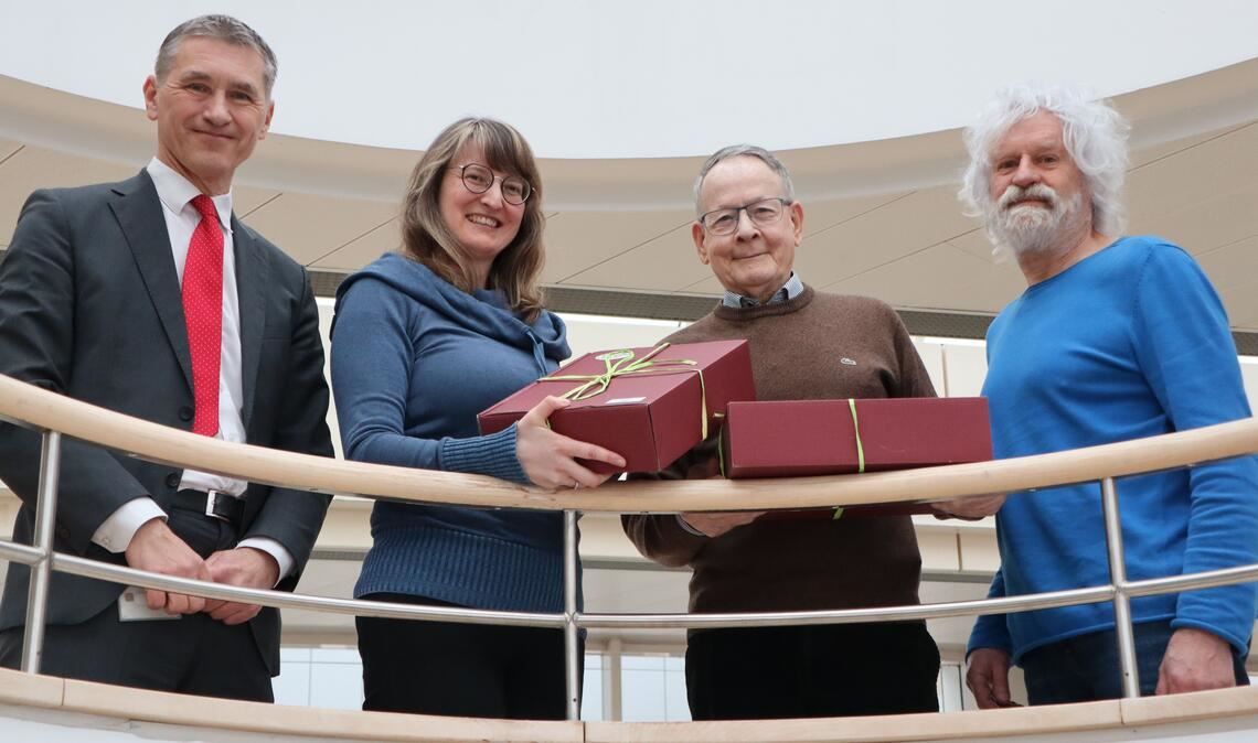 Dezernent Frank Stephan (li.) und Abfallberater Reinhard Schmelzer (re.) mit den Gewinnern Jasmin Marusic aus Remchingen und Gerhard Brandt aus Neuenbürg. Umfrageteilnehmer Peter Werthwein aus Ötisheim hat ebenfalls eine „Genusskiste“ gewonnen, konnte bei der Übergabe aber nicht dabei sein. Foto: Enzkreis/Sabine Burkard