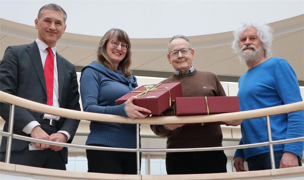 Dezernent Frank Stephan (li.) und Abfallberater Reinhard Schmelzer (re.) mit den Gewinnern Jasmin Marusic aus Remchingen und Gerhard Brandt aus Neuenbürg. Umfrageteilnehmer Peter Werthwein aus Ötisheim hat ebenfalls eine „Genusskiste“ gewonnen, konnte bei der Übergabe aber nicht dabei sein. Foto: Enzkreis/Sabine Burkard