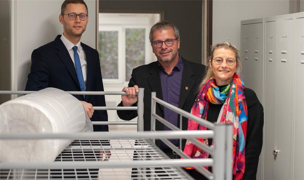 Dezernent Holger Nickel (v.li.), Bürgermeister Andreas Felchle und die Leiterin des Amts für Technische Dienste, Miriam Mayer, in einem Zimmer in der neuen Flüchtlingsunterkunft in Maulbronn. Mayer sagt, dass um die Wohncontainer herum noch ein Bauzaun aufgestellt werde. Fotos: Fotomoment