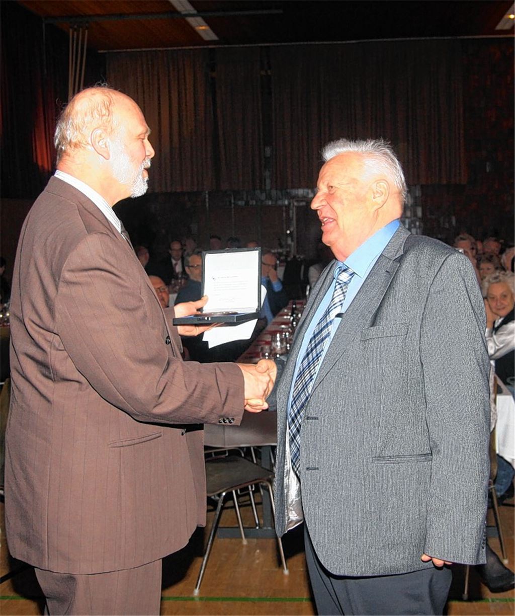 Dezernent Roland Hübner verleiht Bruno Gießer die Große Faust-Medaille.