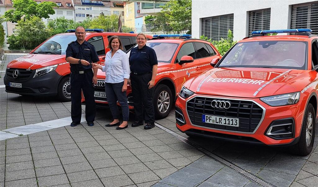 Dezernentin Dr. Hilde Neidhardt übergibt die Schlüssel für die neuen Fahrzeuge an Kreisbrandmeister Carsten Sorg und die Sachgebietsleiterin für den Bevölkerungsschutz, Ines Jeitner. Fotos: Enzkreis/Thümmel