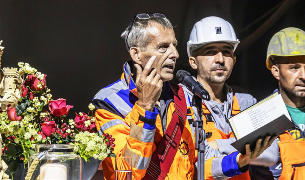 Diakon Peter Maile bei einer Andacht im Tunnel: die Figur der heiligen Barbara, der Schutzpatronin der Mineure, darf dabei natürlich nicht fehlen.