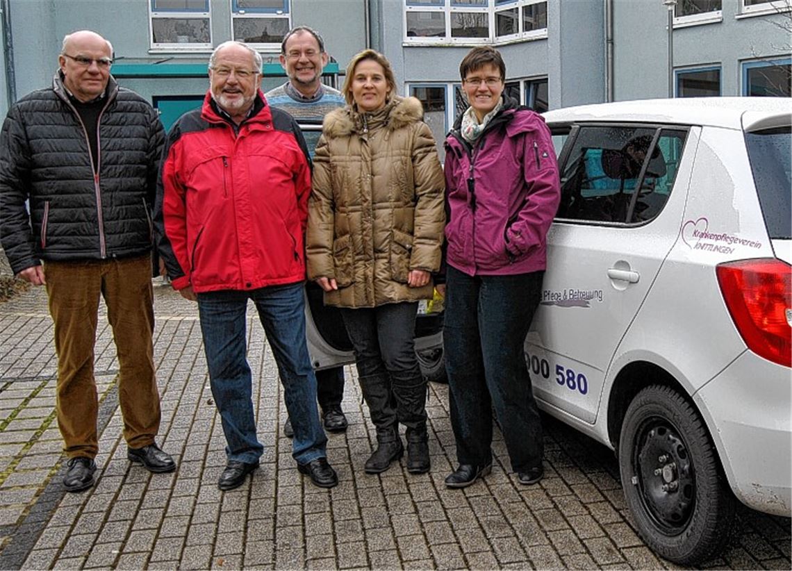 Diakonie-Geschäftsführerin Susanne Braun (2.v.re.) freut sich zusammen mit Pflegedienstleiterin Gabriele Klingel (re.) und den Vorstandsmitgliedern des Krankenpflegevereins Knittlingen, Heinz Hofmann, Pfarrer Hans Veit und Walter Zucker (v. li.).