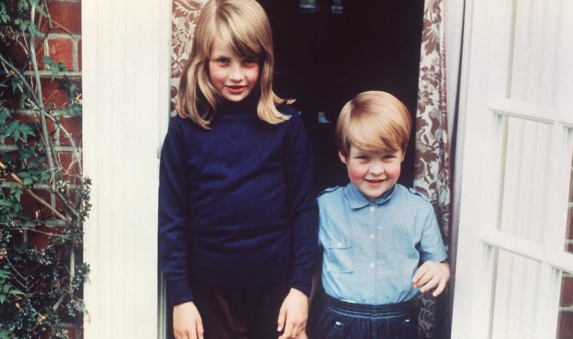 Diana 1968 mit ihrem Bruder Charles Spencer. Diana war zu ihren Lebzeiten nicht immer ein Herz und eine Seele mit ihrem Bruder. Nach ihrem Tod dominierte jedoch der neunte Graf Spencer, Herr auf dem Familiengut Althorp bei Northampton, das offizielle Gedanken an die "Königin der Herzen". Heutzutage wird das Gedenken an Diana wohl eher durch ihre Söhne William und Harry geprägt.