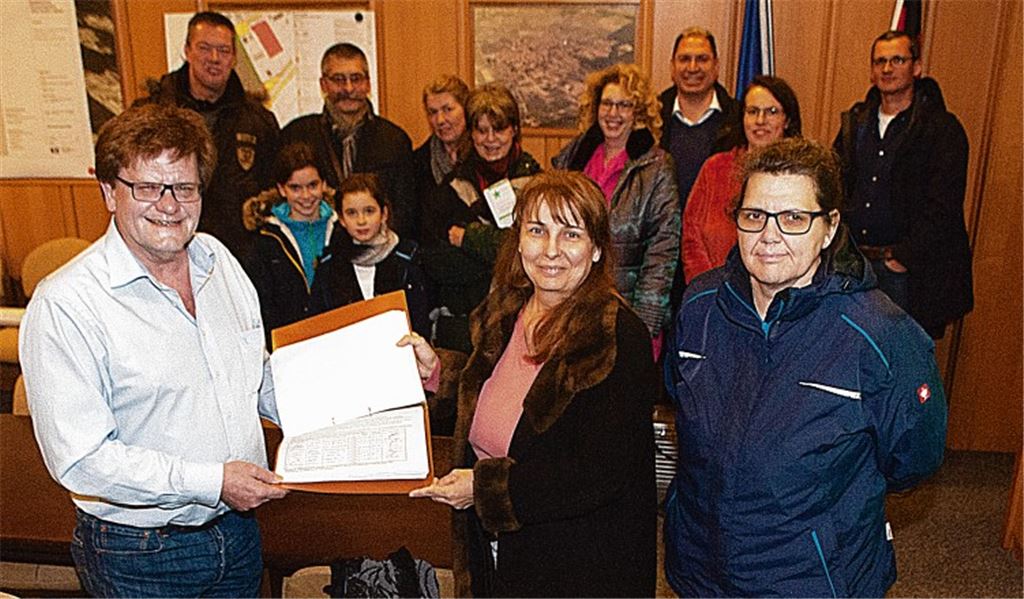 Diana Meichel und Regine Blessing (rechts) übergeben Bürgermeister Karlheinz Oehler die mehr als 700 Unterschriften, die innerhalb von rund drei Wochen gesammelt wurden. Foto: Fotomoment