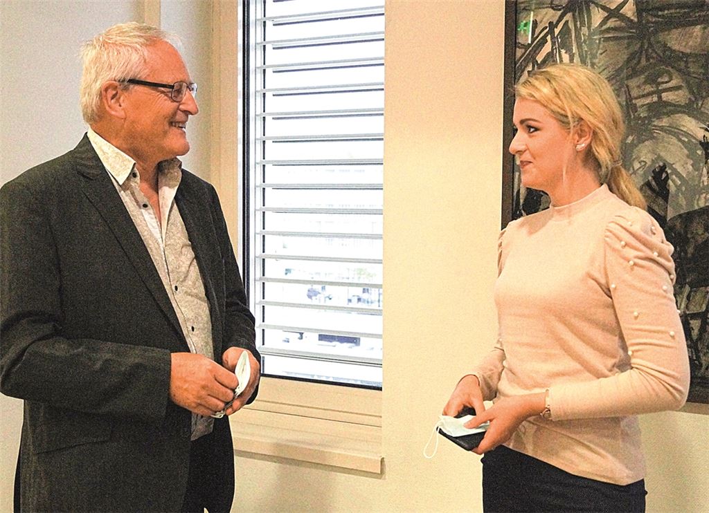 Diana Zimmer mit Dr. Bernd Grimmer (AfD) am Wahlabend im Landratsamt. Foto: Czop